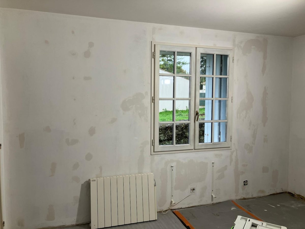 Murs préparés — enduits et ponçage avant la mise en peinture