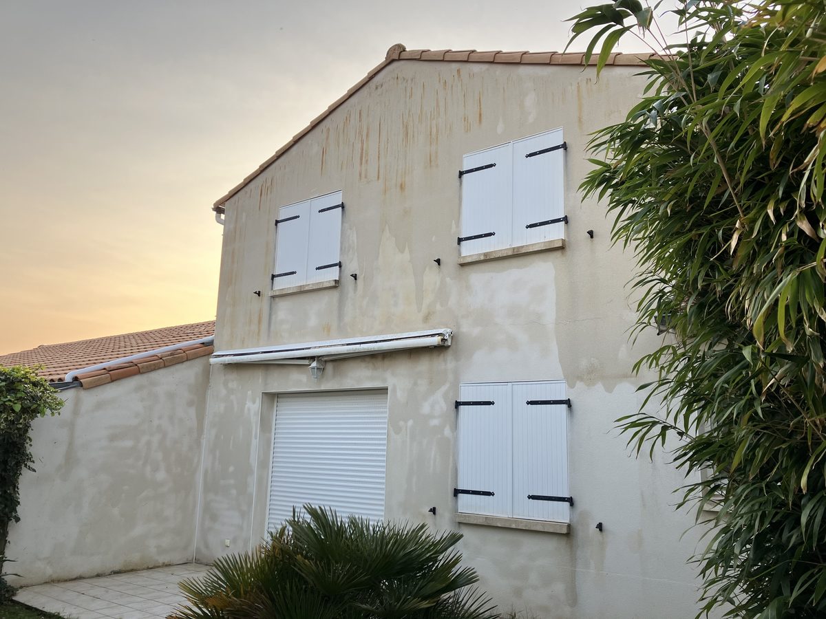 Façade après nettoyage haute pression — enduit uniforme retrouvé
