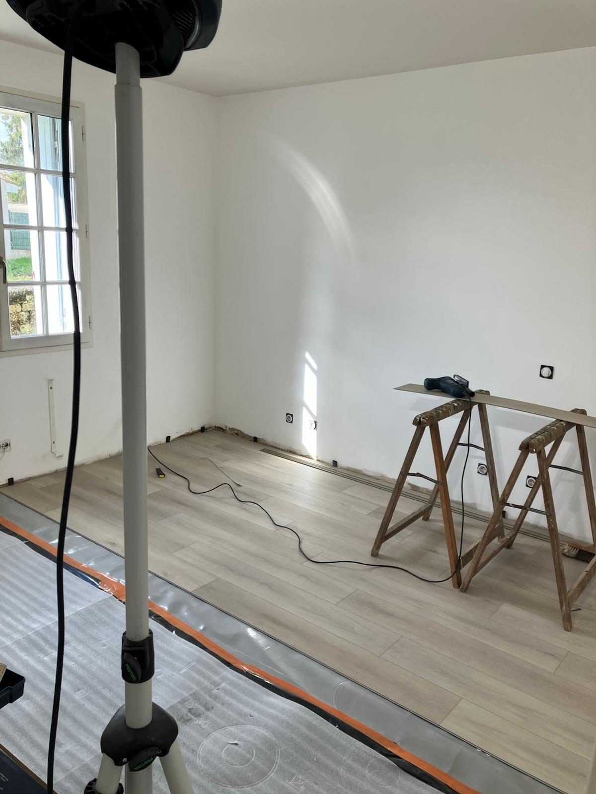 Chambre après rénovation complète — murs peints et sol neuf posé