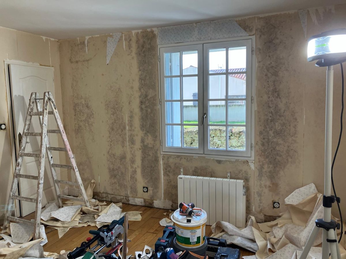 Chambre avant rénovation complète — murs abîmés et ancien sol