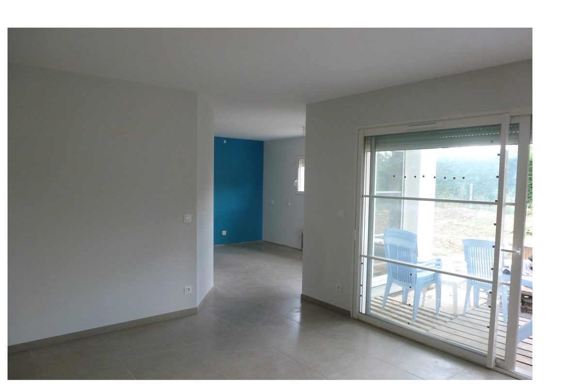 Salon construction neuve après peinture — murs blancs et mur d'accent bleu canard