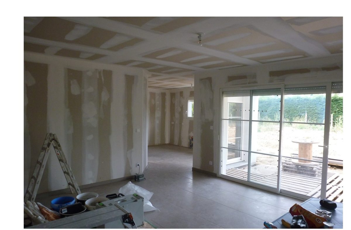 Salon construction neuve avant peinture — placoplâtre brut avec joints visibles